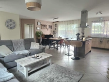 Maison contemporaine avec piscine chauffée, grand terrain et bureau – La Force