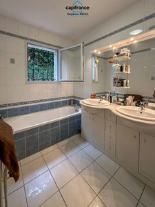 House for sale, 5 rooms, VILLENEUVE SUR LOT (47). Single-storey house of 104 m2 on a 571m2 enclosed plot.