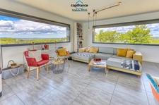 Lot (46) department, for sale in Mauroux: 8-room house of 210 m² - 2,400 m² plot - Single storey