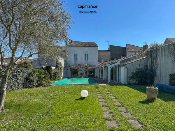 Maison à vendre 6 pièces  de 165m2 habitables sur terrain de 770m2 avec piscine et garage