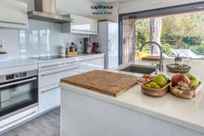 Lot (46) department, for sale in Mauroux: 8-room house of 210 m² - 2,400 m² plot - Single storey
