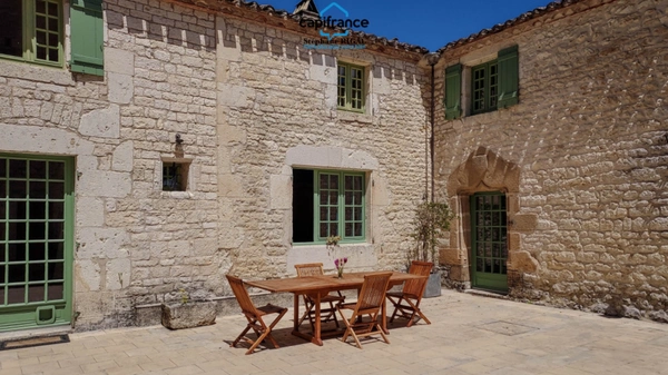 Propriete à vendre 12 pièces, 420m2 + 100m2 habitables sur 18ha de terrain