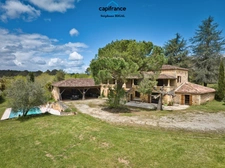 Propriete à vendre 7 pièces FUMEL (47) Propriété de 230m2 sur 11ha de prairie et de bois. Piscine et lac