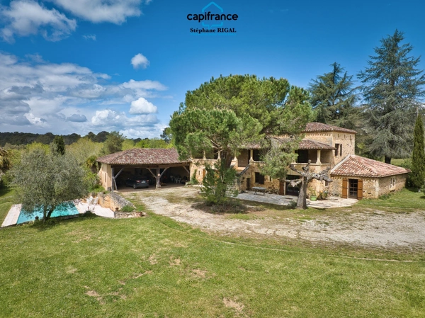 Propriete à vendre 7 pièces FUMEL (47) Propriété de 230m2 sur 11ha de prairie et de bois. Piscine et lac