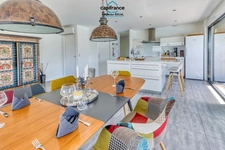Lot (46) department, for sale in Mauroux: 8-room house of 210 m² - 2,400 m² plot - Single storey
