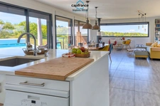 Lot (46) department, for sale in Mauroux: 8-room house of 210 m² - 2,400 m² plot - Single storey