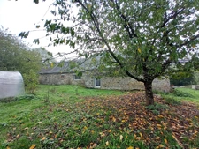 SAINT-PIERRE-LA-COUR – Longère en pierre 130m² avec dépendances et terrain d'1,34ha