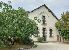 LAVAL – MAISON DE CARACTÈRE DE 240 M² AVEC JARDIN ARBORÉ DE 1 180 M², À DEUX PAS DU CENTRE-VILLE