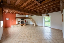 SAINT-PIERRE-LA-COUR – Longère en pierre 130m² avec dépendances et terrain d'1,34ha