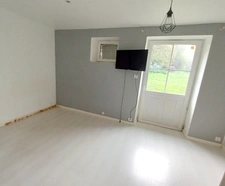 SAINT-PIERRE-LA-COUR – Longère en pierre 130m² avec dépendances et terrain d'1,34ha
