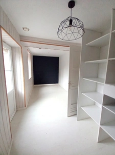 SAINT-PIERRE-LA-COUR – Longère en pierre 130m² avec dépendances et terrain d'1,34ha