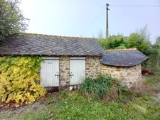 SAINT-PIERRE-LA-COUR – Longère en pierre 130m² avec dépendances et terrain d'1,34ha