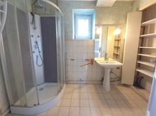 SAINT-PIERRE-LA-COUR – Longère en pierre 130m² avec dépendances et terrain d'1,34ha