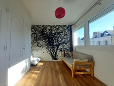 LAVAL CENTRE-VILLE – Appartement 80 m² entièrement rénové avec balcon, parking et ascenseur