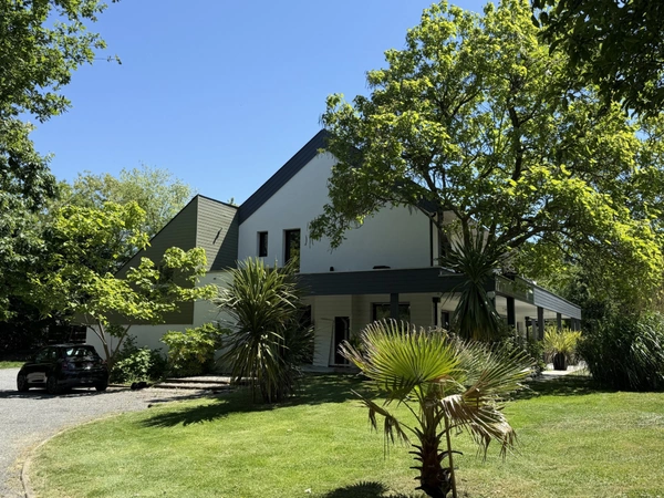 Maison d’architecte - 325 m² – Environnement privilégié – À 10 min du centre-ville