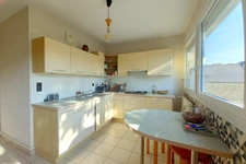 LAVAL CENTRE-VILLE – Appartement 80 m² entièrement rénové avec balcon, parking et ascenseur