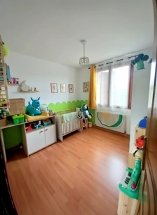 ERNÉE – MAISON FAMILIALE DE 100 M² AVEC SOUS-SOL COMPLET, JARDIN ET COMMERCES À PIED