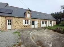 SAINT-PIERRE-LA-COUR – Longère en pierre 130m² avec dépendances et terrain d'1,34ha