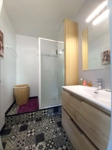 LAVAL CENTRE-VILLE – Appartement 80 m² entièrement rénové avec balcon, parking et ascenseur