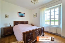 CLÉDER – Propriété familiale en bord de mer avec vaste terrain de 4200 m².