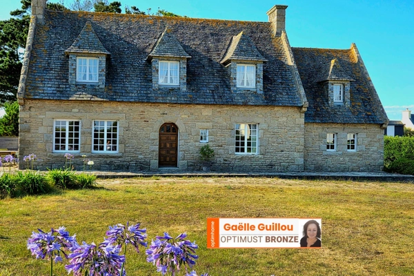 CLÉDER – Propriété familiale en bord de mer avec vaste terrain de 4200 m².
