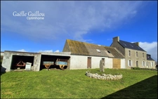 Fort potentiel : Corps de ferme à rénover avec maison d'habitation et dépendances sur l'Ile de Batz
