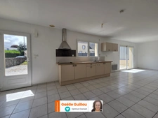 CLEDER : Maison traditionnelle de 108m² - vie de plain pied - Garage et jardin clos.