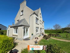CLEDER – Maison familiale de 141 m² avec dépendance, hangar et grenier aménageable à 800 m des plages