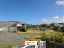 Cléder : maison de 1980 sur sous-sol, habitable de plain pied, avec 3 garages + carport 