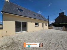 CLEDER : Maison traditionnelle de 108m² - vie de plain pied - Garage et jardin clos.