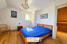 CLÉDER – Propriété familiale en bord de mer avec vaste terrain de 4200 m².