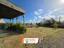 Cléder : maison de 1980 sur sous-sol, habitable de plain pied, avec 3 garages + carport 