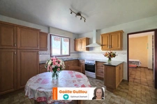 Cléder : maison de 1980 sur sous-sol, habitable de plain pied, avec 3 garages + carport 