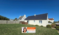 PLOUESCAT : Maison plain pied de 98m² - Plein centre - 2/3 chambres + Garage - Jardin 