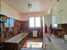 Cléder : maison de 1980 sur sous-sol, habitable de plain pied, avec 3 garages + carport 
