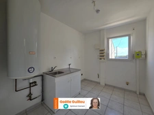 CLEDER : Maison traditionnelle de 108m² - vie de plain pied - Garage et jardin clos.