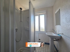 Maison mitoyenne de 8 pièces - 5 chambres - jardin clos - à 150m de la mer