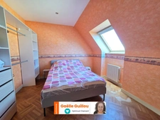 Cléder : maison de 1980 sur sous-sol, habitable de plain pied, avec 3 garages + carport 