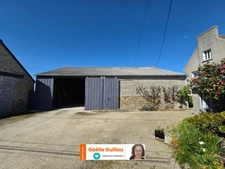 CLEDER – Maison familiale de 141 m² avec dépendance, hangar et grenier aménageable à 800 m des plages
