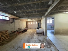 Cléder : maison de 1980 sur sous-sol, habitable de plain pied, avec 3 garages + carport 
