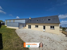 CLEDER : Maison traditionnelle de 108m² - vie de plain pied - Garage et jardin clos.