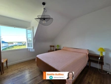 Maison mitoyenne de 8 pièces - 5 chambres - jardin clos - à 150m de la mer