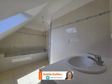 CLEDER : Maison traditionnelle de 108m² - vie de plain pied - Garage et jardin clos.