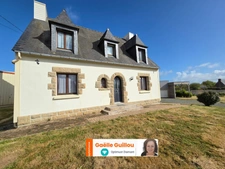Cléder : maison de 1980 sur sous-sol, habitable de plain pied, avec 3 garages + carport 