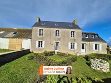 Fort potentiel : Corps de ferme à rénover avec maison d'habitation et dépendances sur l'Ile de Batz