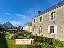 Fort potentiel : Corps de ferme à rénover avec maison d'habitation et dépendances sur l'Ile de Batz