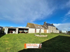 Fort potentiel : Corps de ferme à rénover avec maison d'habitation et dépendances sur l'Ile de Batz