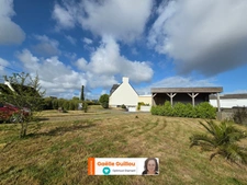 Cléder : maison de 1980 sur sous-sol, habitable de plain pied, avec 3 garages + carport 