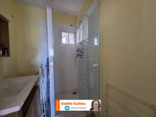 Maison mitoyenne de 8 pièces - 5 chambres - jardin clos - à 150m de la mer