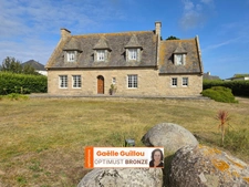 CLÉDER – Propriété familiale en bord de mer avec vaste terrain de 4200 m².